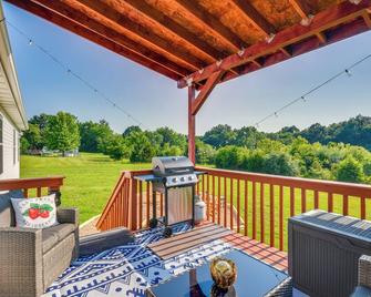 2 Mi to Dtwn Fulton: 'Meadowlark' Home w/ Deck! - Fulton