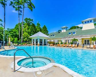 Golf course-adjacent condo with access to a pool, hot tub, & fitness room - Berlin - Pool