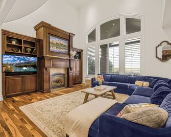 Welcome to Golden Leaf Lodge - Sleeps 20 - Rexburg - Wohnzimmer