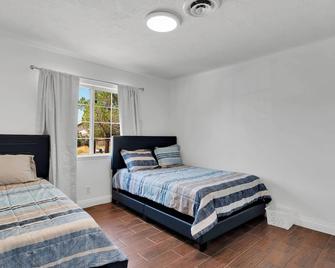 Charming Apple Valley Retreat - Apple Valley - Bedroom