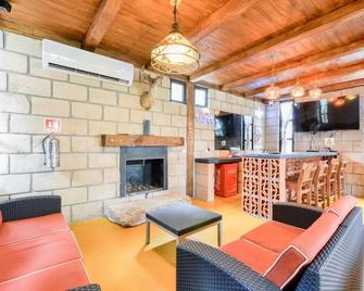 Quinta Allende | Bar, Bar, Palapa with grill, Soccer, Volleyball, Children's Games - Los Adobes - Sala de estar