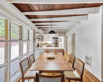 Old Caz Cottage ~ Stylish Mid-Century Décor Nestled Amongst the Redwoods. - Guerneville - Dining room