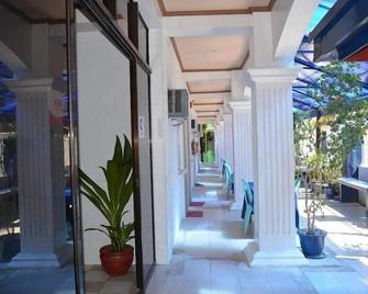 Island Inn - בורקאי - פטיו