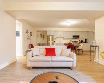 Colour Cove Retreat | A Cozy Modern Haven for Every Season of Relaxation! - Port Hope - Living room