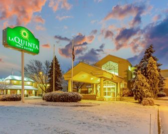 La Quinta Inn & Suites by Wyndham Appleton College Avenue - Appleton - Gebäude