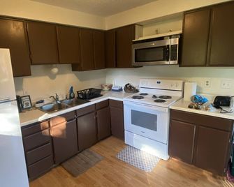Top floor unit conveniently located in downtown Ketchikan! [Ask for Rental Car] - Ketchikan - Kitchen