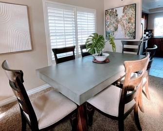 California Style and comfort! 4 bedroom House in South Corona! - Corona - Dining room