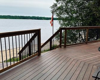 All Season Waterfront Cottage With Wifi, Bbq, Beach & Boat Ramp - Pembroke - Balcony