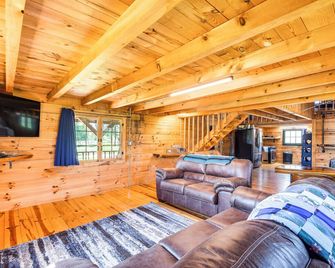 Bellevue Log Cabin w/ Gas Grill & Creek Access - Bellevue - Sala de estar