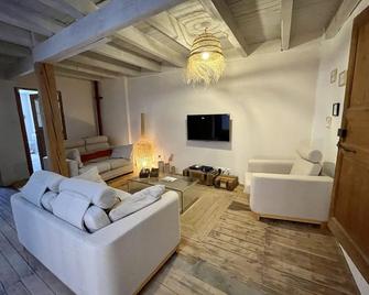 spacious village house with panoramic terrace - Ribaute - Sala de estar