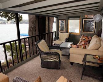 Bring the whole family to this great place with lots of room for fun. - Dundee - Balcón