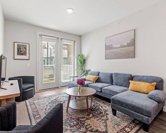 Poolside Luxury 1BR w Private Patio - Austin - Huiskamer