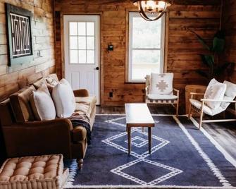 Cozy Midwest Bunkhouse located in the heart of the Ozarks! - Mountain Grove - Sala de estar