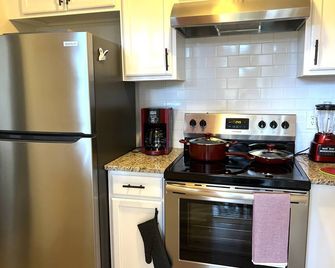 Chill Retreat with Private Yard · Near Downtown - Jacksonville - Phòng bếp