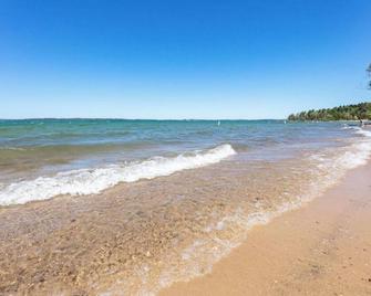 Modern Golfview Condo near the Grand Traverse Bay - Williamsburg - Beach