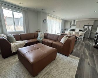 Charming 3-bedroom house in peaceful Commerce City, CO with AC, WiFi, Patio - Commerce City - Sala de estar