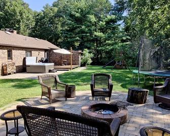 Cozy cottage surrounded by trees and sounds of nature with new hot tub. - Sawyer - Patio