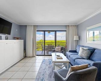 Serene Corner Unit at South Seas, Sleeps 5 - Captiva - Living room