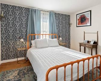 Updated Mountain Home Clawfoot Tub Near Waterfalls - Dunsmuir - Bedroom