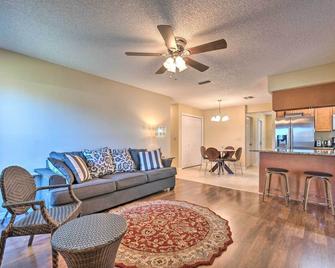 Day Trip to Disney Deltona Escape with Patio - Deltona - Living room