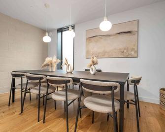 Walk to Canal St. | Luxurious Townhome w/ Roof Top - Prestwich - Dining room