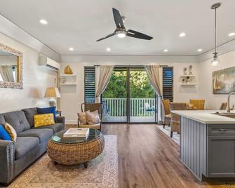 Updated 1Br 1Ba Condo in the Kiahuna Plantation Resort near Poipu Beach 430 - Koloa - Wohnzimmer
