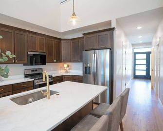 Sherman Creek - Modern Luxury Townhome Perfect for Families & Groups - Charles City - Kuchyň