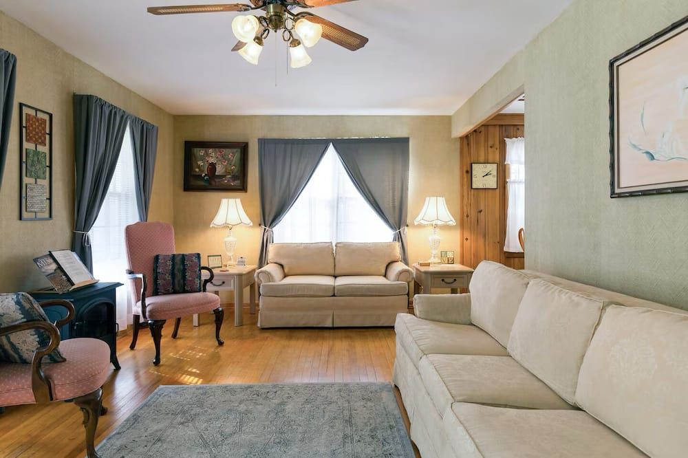 KC's Stadium B&B -Walk to World Cup, Royals, Chiefs Secure parking, Fenced, Pets - Kansas City - Huiskamer