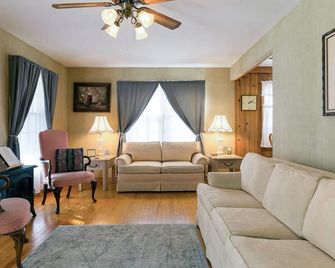 KC's Stadium B&B -Walk to World Cup, Royals, Chiefs Secure parking, Fenced, Pets - Kansas City - Wohnzimmer