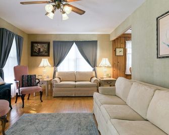 KC's Stadium B&B -Walk to World Cup, Royals, Chiefs Secure parking, Fenced, Pets - Kansas City - Huiskamer
