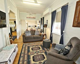 Rest relax in elegant surroundings very close to town with FREE Wifi and Netflix - Bundaberg - Living room
