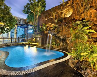 Jambuluwuk Malioboro Hotel Yogyakarta - Yogyakarta - Piscina