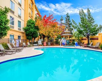 La Quinta Inn & Suites by Wyndham Fremont / Silicon Valley - Fremont - Piscina
