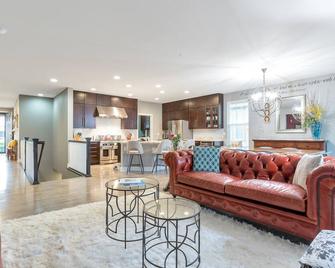 Stylish & Cozy Ranch Home with Mountain Views - Parker - Living room