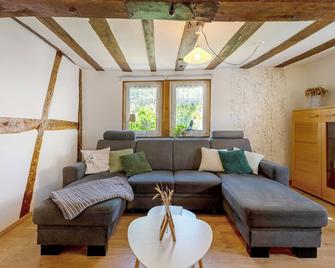 Holiday Home 'Ferienhäuschen Kleine Auszeit' with Private Terrace, Private Garden and Wi-Fi - Simmertal - Wohnzimmer