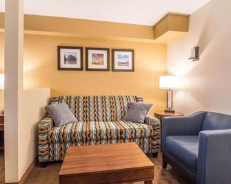 Comfort Inn and Suites Brattleboro I-91 - Brattleboro - Living room