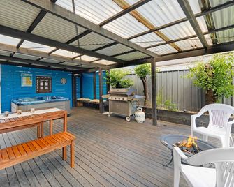 Cranbourne Cottage, Home Away from Home with a Resort feel. - Narre Warren South - Patio