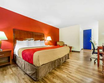 Econo Lodge Inn & Suites - Brookings - Bedroom