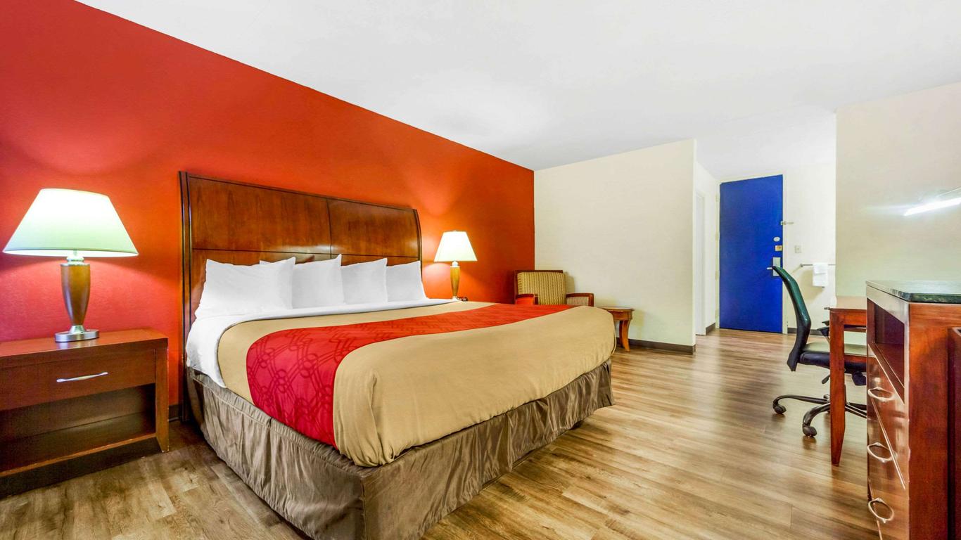 Econo Lodge Inn & Suites