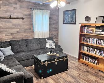 Cute Little Whole House For Rent - Logan - Living room