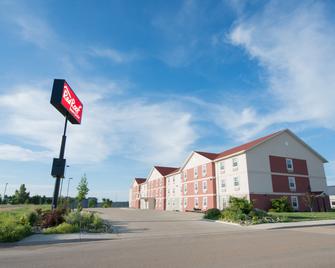 Red Roof Inn & Suites Dickinson - Dickinson - Building