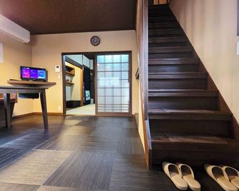 Osaka Japanese-style with Terrace and Courtyard 3 Min to Station 5 Min to Tennoji Shopping Area - Osaka - Escalier