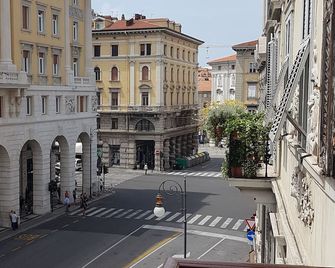 Trieste Center Rooms & Apartments - Terst - Venkovní prostory