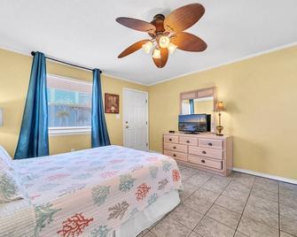Tropical Isle 210 1 Bed 1 Bath Balcony Water View - Fort Walton Beach - Bedroom