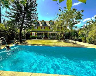 Madie's Place B&B with Private Pool in Santa Rosa near Enchanted Kingdom - Santa Rosa - Pool