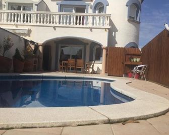 Raquel Koky - Empuriabrava - Pool