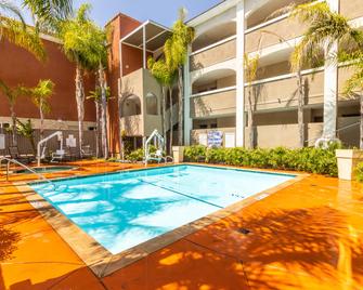 Holiday Inn Express Anaheim West By IHG - Anaheim - Pool