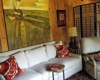 Cottage on riverbank one mile from Clarksdale in gated community - Clarksdale - Sala de estar