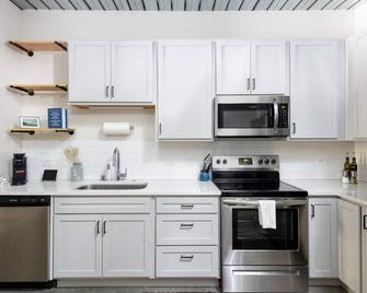 Cozy Double Queen Apartment Close to Fiserv with Parking - Milwaukee - Cocina