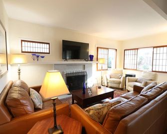 Spacious 3br house in Oakland’s Peaceful Trestle Glen - Oakland - Wohnzimmer